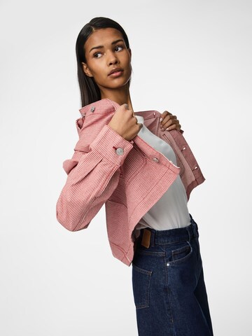 Veste mi-saison 'PCBillo' PIECES en rouge