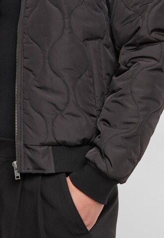 Veste mi-saison 'Onion Quilted' Urban Classics en noir