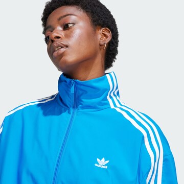 ADIDAS ORIGINALS Prechodná bunda 'Adilenium' - Modrá