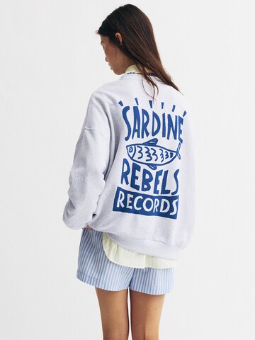 Pull&Bear Sweatshirt 'PACIFIC SARDINE' in Grijs: voorkant