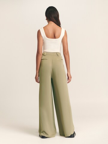 St MRLO Wide leg Pleat-Front Pants 'View' in Green: back