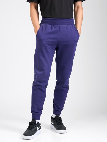 4F Tapered Sporthose in Blau: Vorderseite