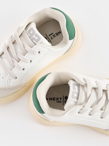 Baskets Next en blanc