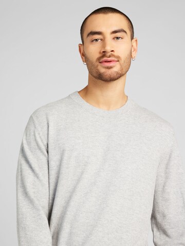 GAP Sweater in Grey