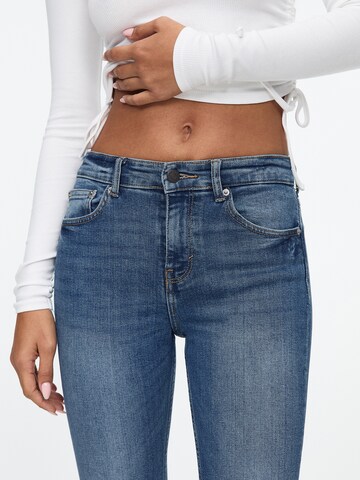 Pull&Bear Flared Jeans in Blau