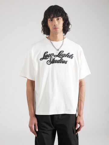 Low Lights Studios T-shirt 'Shutter' i beige: framsida