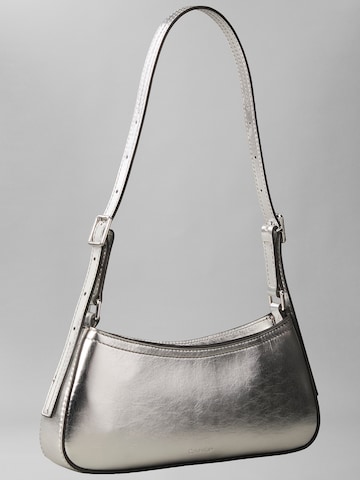 Calvin Klein - Bolso de hombro en plata
