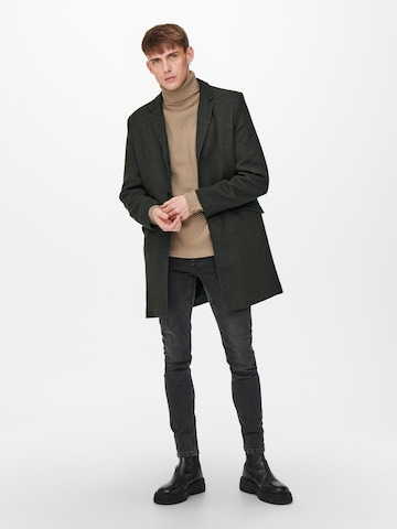 Only & Sons جينز مضبوط معطف لمختلف الفصول 'Julian King' بلون أخضر