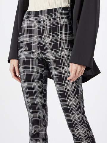 Flared Pantaloni di Dorothy Perkins in nero