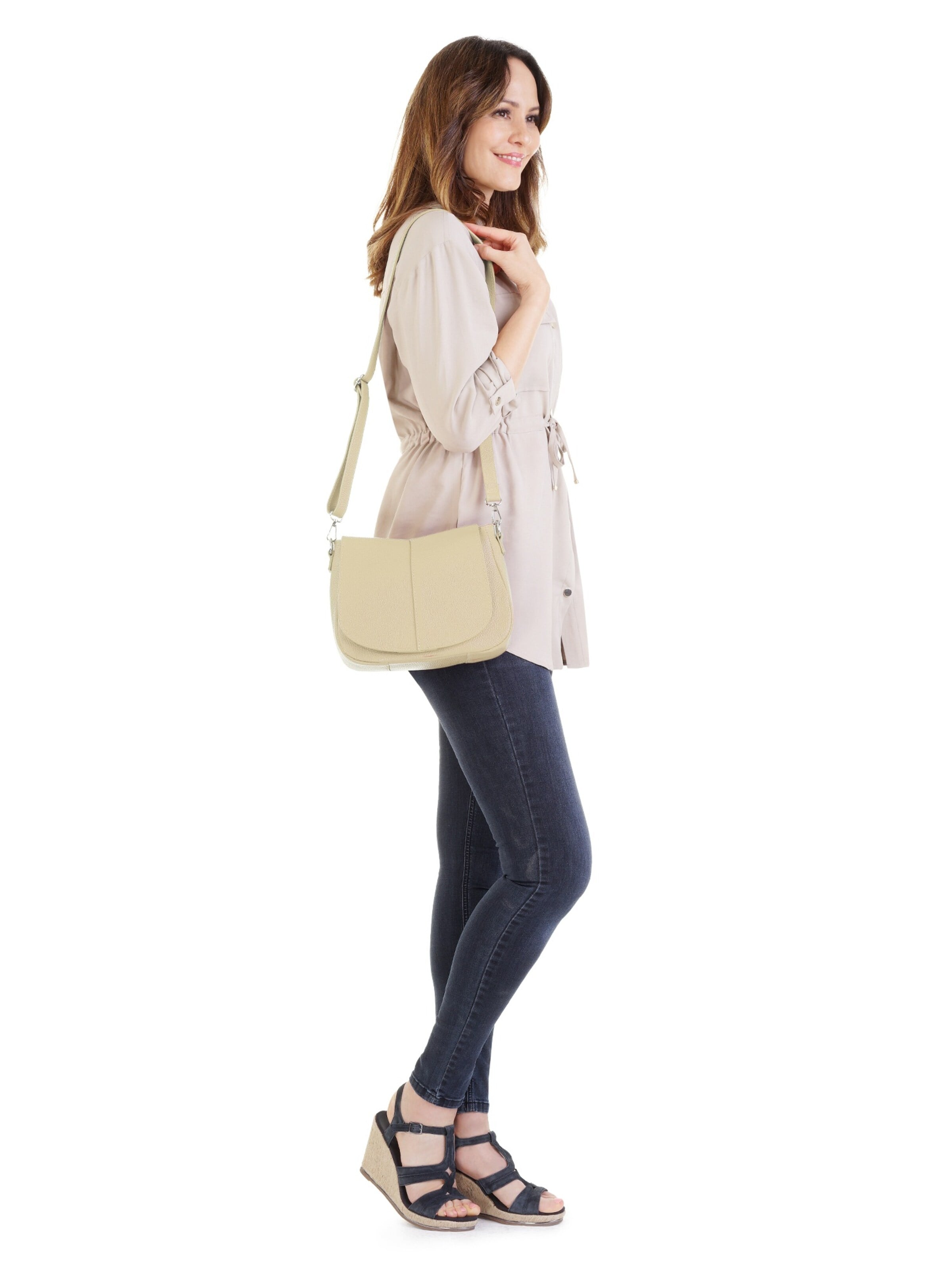 Cluty Crossbody Bag in Beige: front