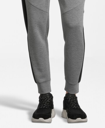 Tapered Pantaloni di AÉROPOSTALE in grigio