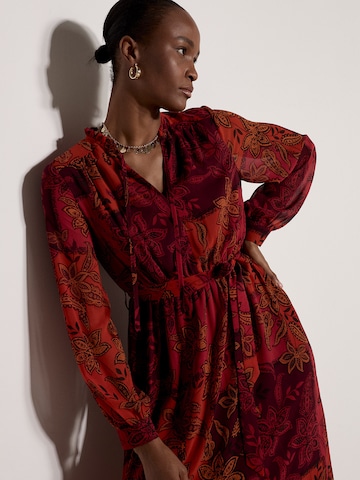 Apricot Kleid in Rot