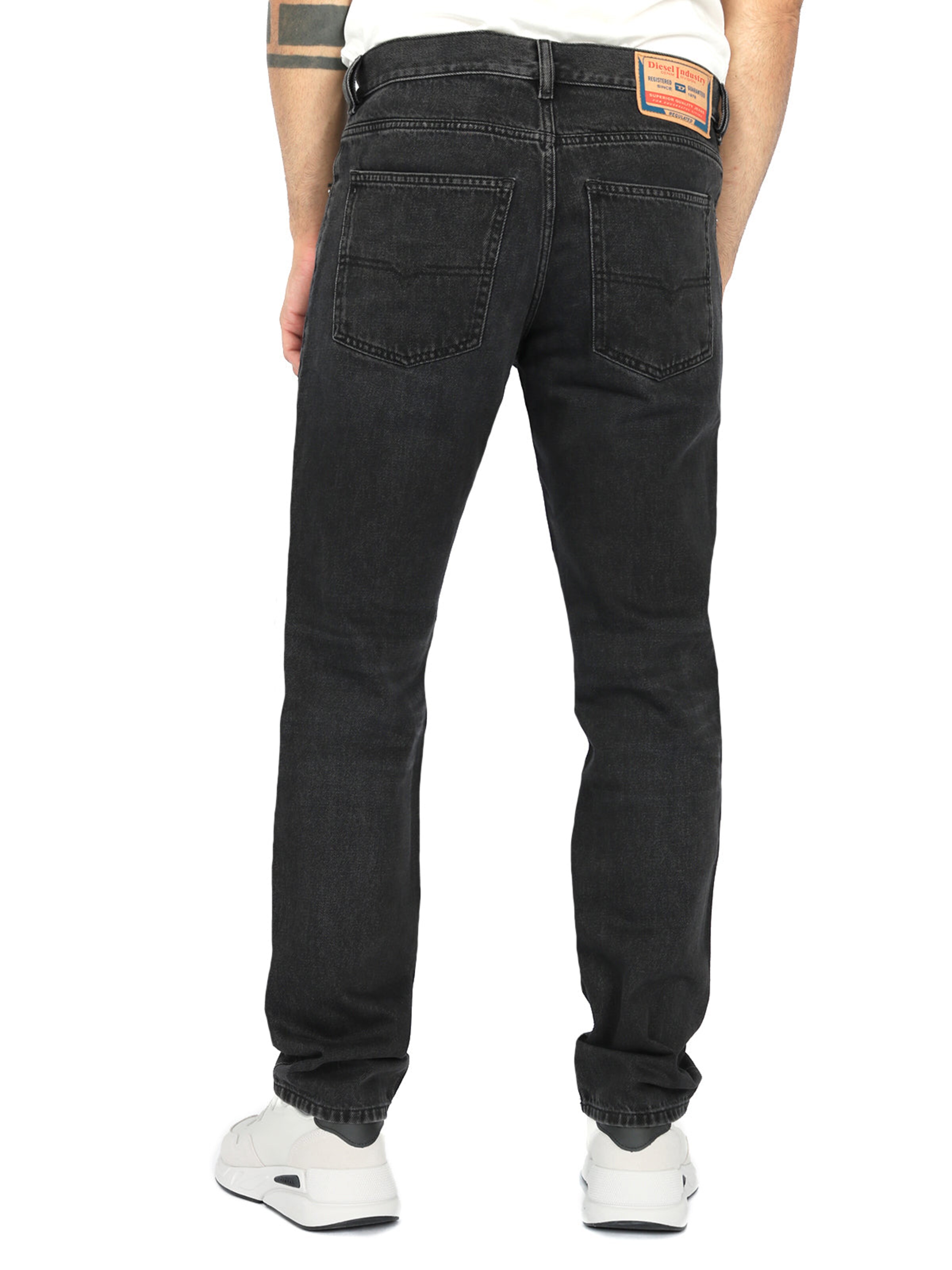 Slimfit Jeans 'Straight 1995 D-SARK' di DIESEL in nero