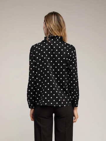 Camicia da donna 'Blusa de lunares con volantes en el pecho. (NEGRA)' di Tantra in nero