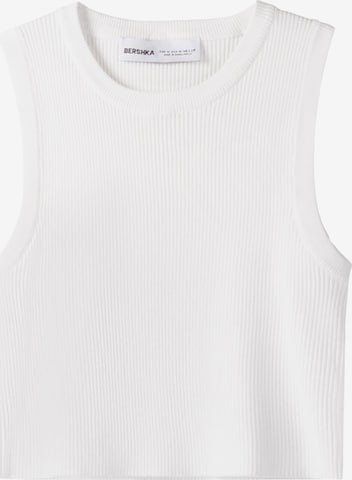 Top brodat de la Bershka pe alb: față