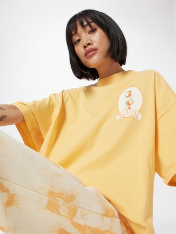 T-shirt oversize 'Brend' Pegador en jaune