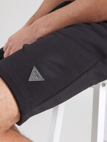 GUESS Regular Shorts in Schwarz