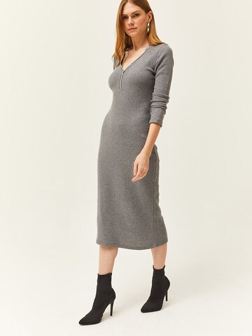 olalook Платье в Серый