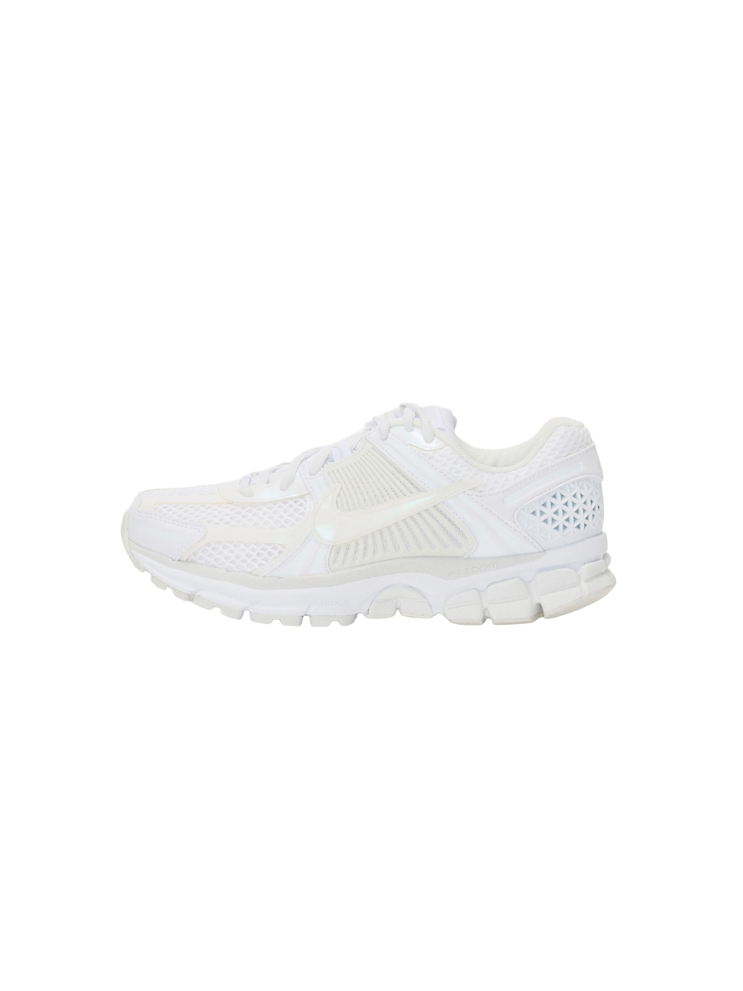 Baskets basses 'Zoom Vomero 5' Nike Sportswear en blanc : devant