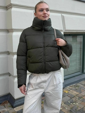 TEESHOPPEN Vinterjakke ' Short Puffer ' i grøn