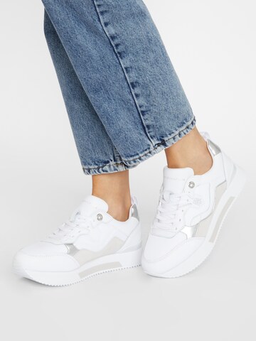 Sneaker low de la TOMMY HILFIGER pe alb: față