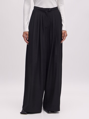 EDITED Loose fit Trousers 'Sandy' in Black: front