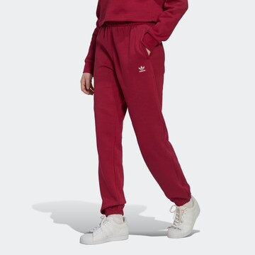 ADIDAS ORIGINALS Zwężany krój Spodnie 'Adicolor Essentials Fleece' w kolorze czerwony: przód