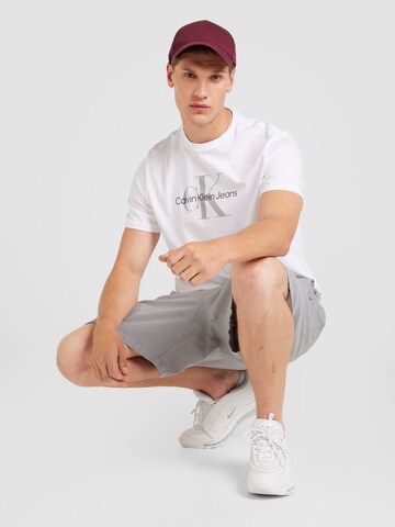 Tricou 'HERO' de la Calvin Klein Jeans pe alb