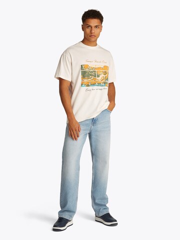 Tricou 'BEACH CLUB' de la Tommy Jeans pe alb