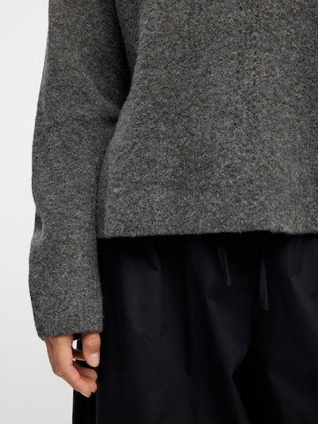 OBJECT Pullover i grå