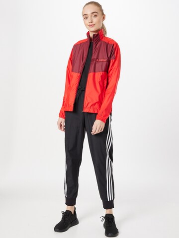 ADIDAS TERREX - Chaqueta de montaña en rojo