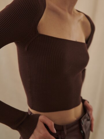 Kendall for ABOUT YOU - Jersey 'Jale' en marrón