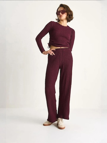 Pantalons de tailleur Bianco Lucci en violet