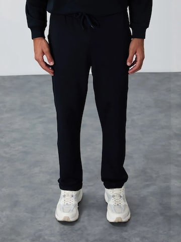 Pantalon Tommy Life en noir : devant