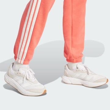 ADIDAS SPORTSWEAR Конический (Tapered) Спортивные штаны 'Essentials' в Красный
