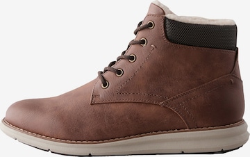 brūns Next Šņorzābaki: no priekšpuses