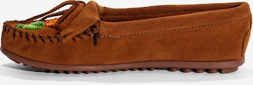 Minnetonka Mokkasiina 'Kilty Tread' värissä ruskea: etupuoli