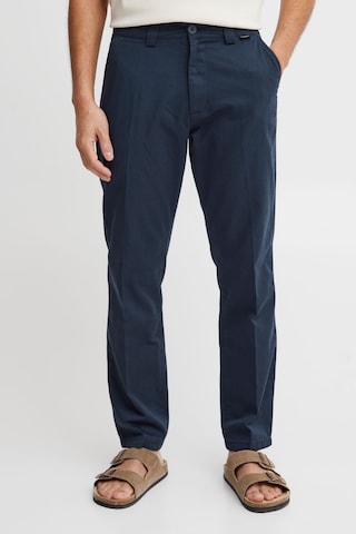 11 Project Regular Chino in Blauw: voorkant