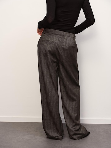 RÆRE by Lorena Rae Loosefit Παντελόνι πλισέ σε καφέ