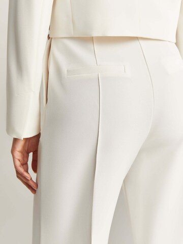 Bootcut Pantalon à plis 'Bianca' Scalpers en blanc