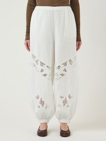 regular Pantaloni di YAS in bianco