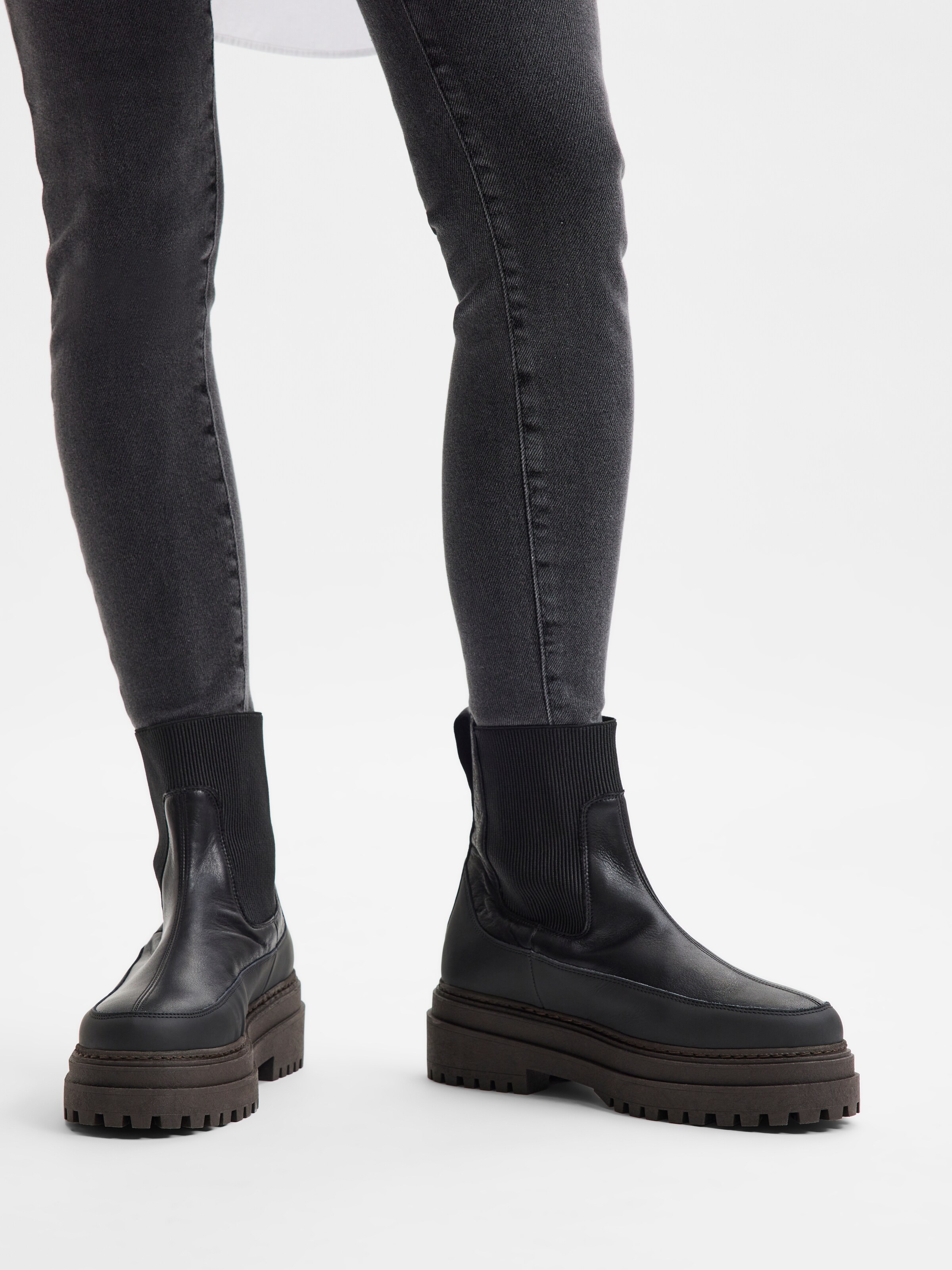 Frauen Stiefeletten SELECTED FEMME Chelsea Boots 'Fasta' in Schwarz - JB42208