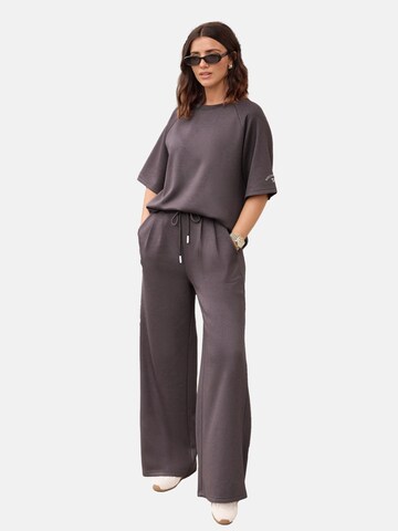 Friends Like These Shirt 'Studio' in Grijs: voorkant