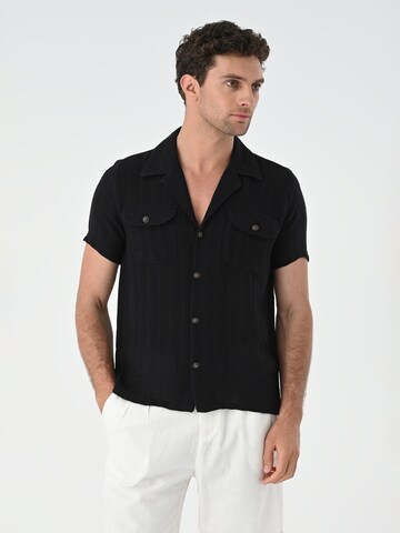 Antioch - Ajuste regular Camisa en negro: frente