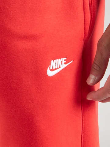 Effilé Pantalon 'CLUB' Nike Sportswear en rouge