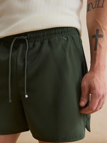 Shorts de bain 'Faris' DAN FOX APPAREL en vert