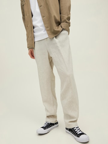 Tapered Pantaloni con pieghe 'Bill Theo' di JACK & JONES in beige: frontale