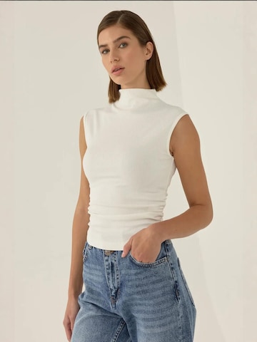 Hiccup Top in White: front