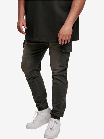 Urban Classics Tapered Cargo Jeans in Black: front