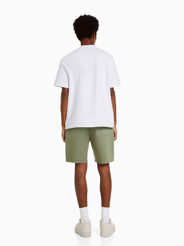 Bershka Regular Shorts in Grün